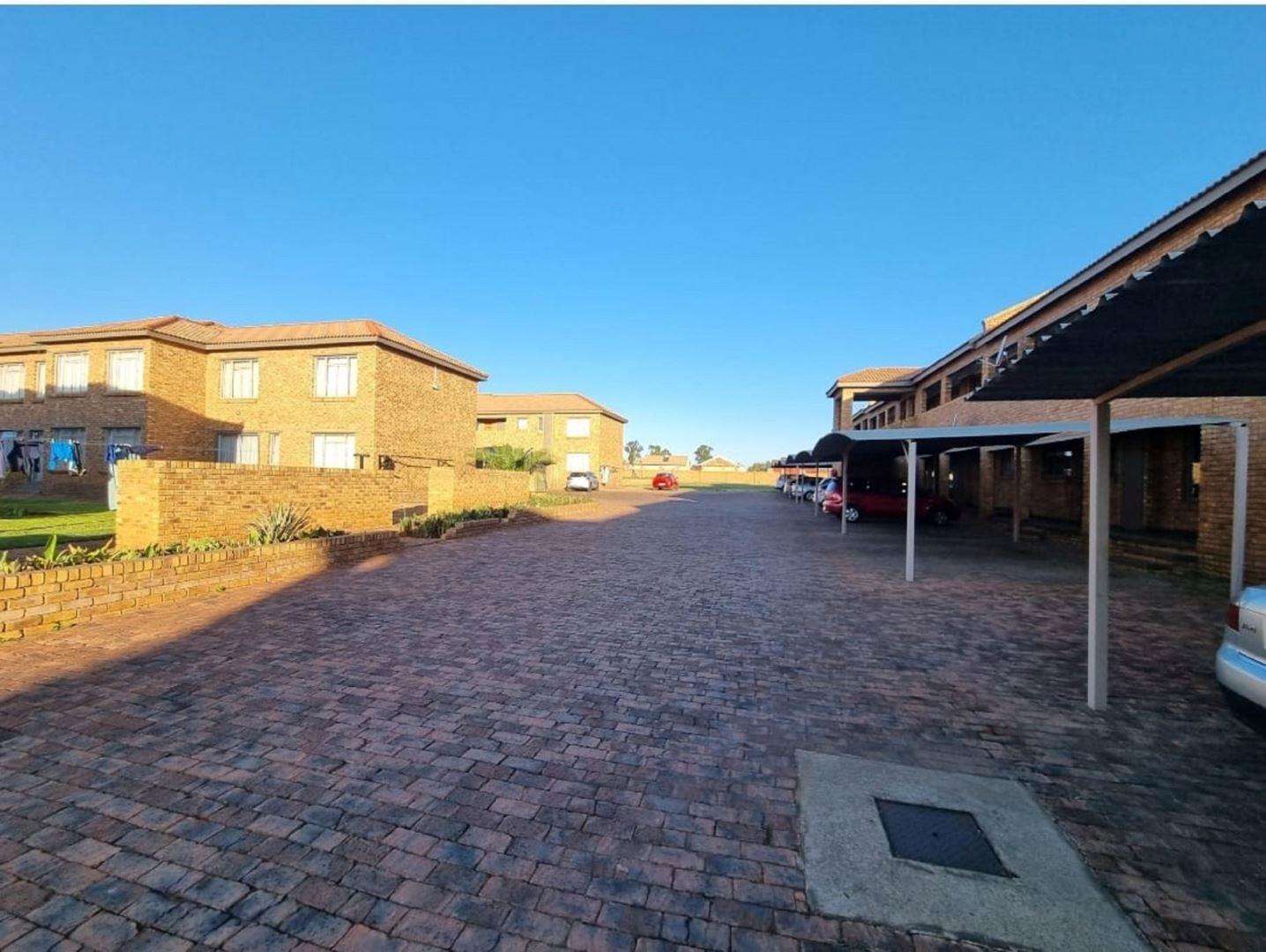 2 Bedroom House for sale in Krugersrus P24114376051