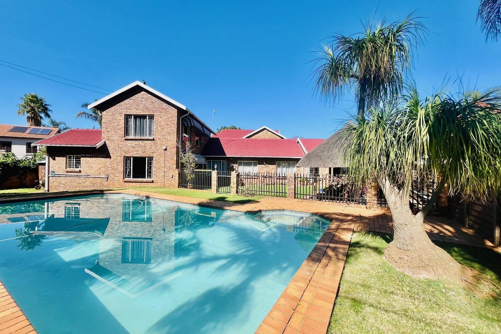 5 Bedroom House for sale in Erasmuskloof P24114376344