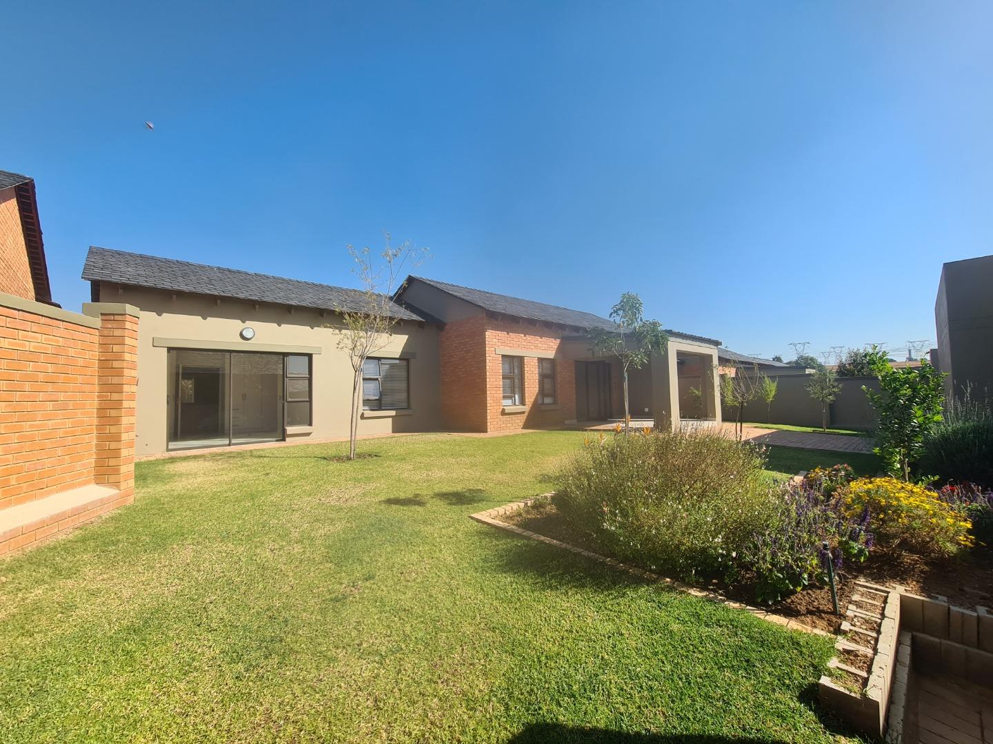 2 Bedroom Townhouse for sale in Retire at Midstream P24114381876