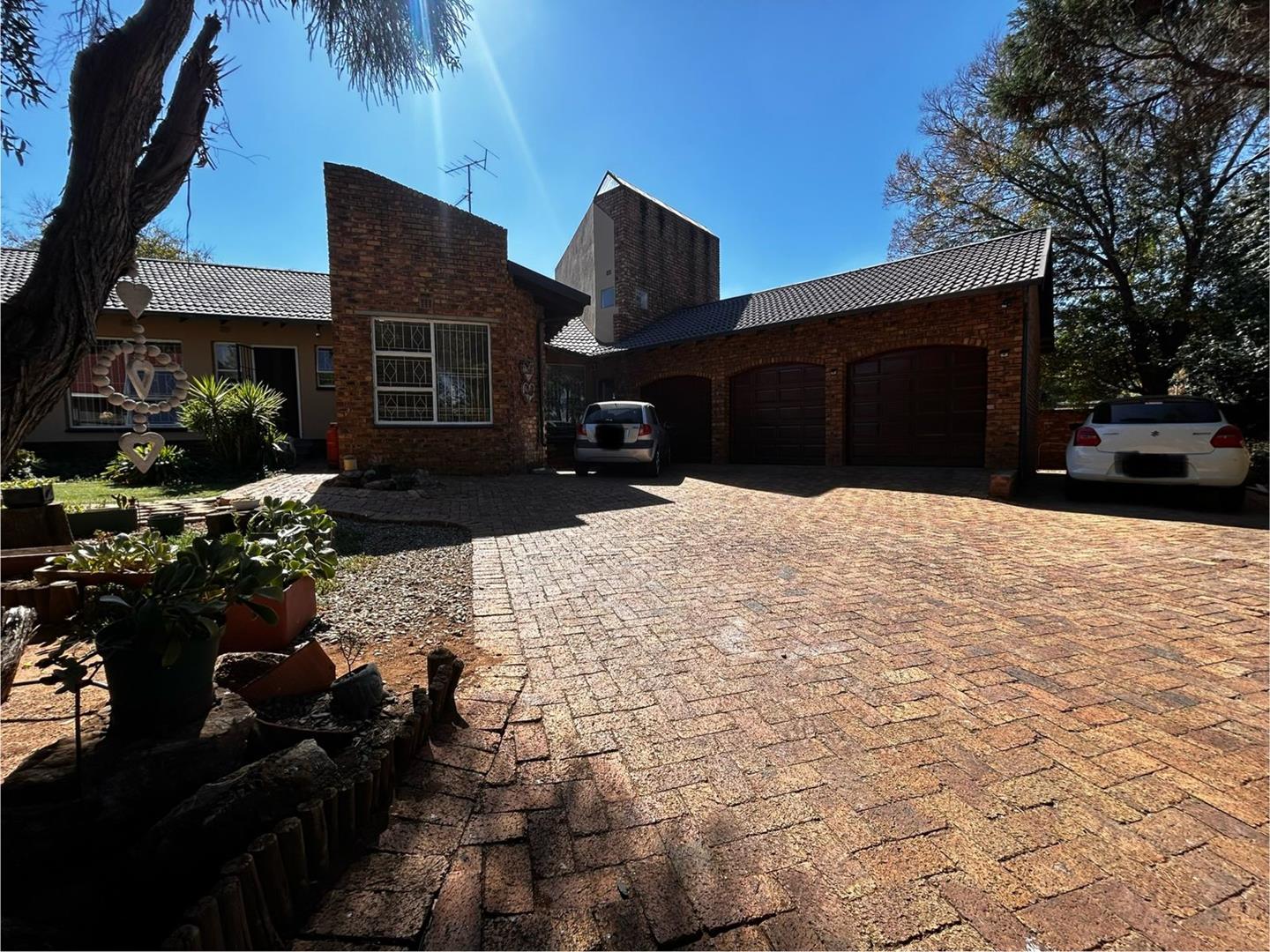 4 Bedroom House for sale in Brackendowns P24114381964