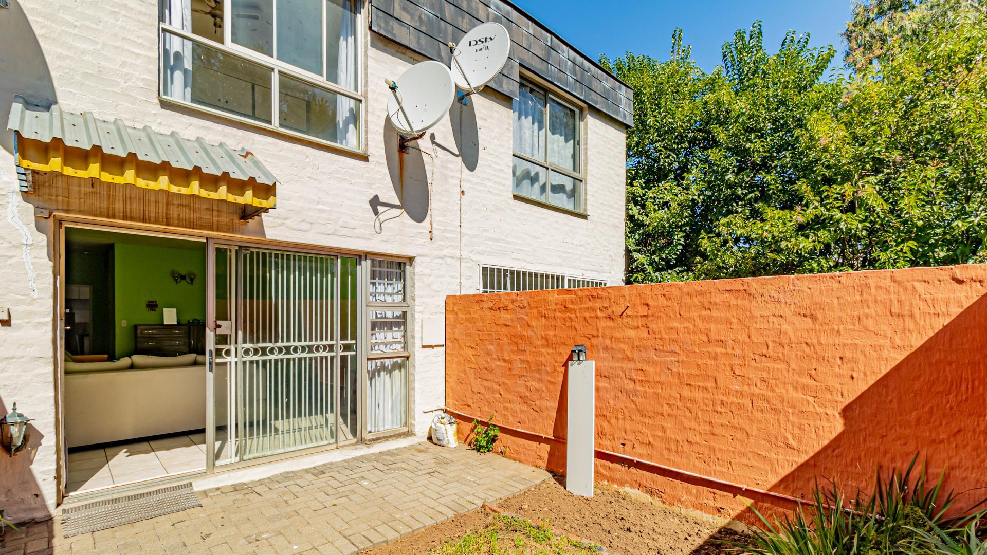 2 Bedroom Townhouse for sale in Windsor West 14 Kings Avenue P24