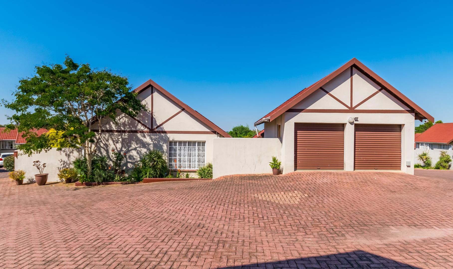 3 Bedroom Townhouse for sale in Sundowner P24114387012