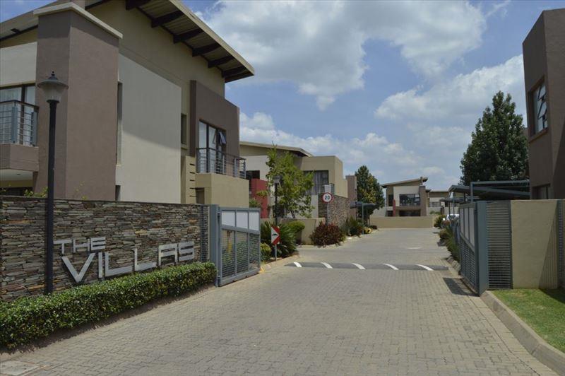 2 Bedroom Townhouse for sale in Glen Eagle Estate P24114417195