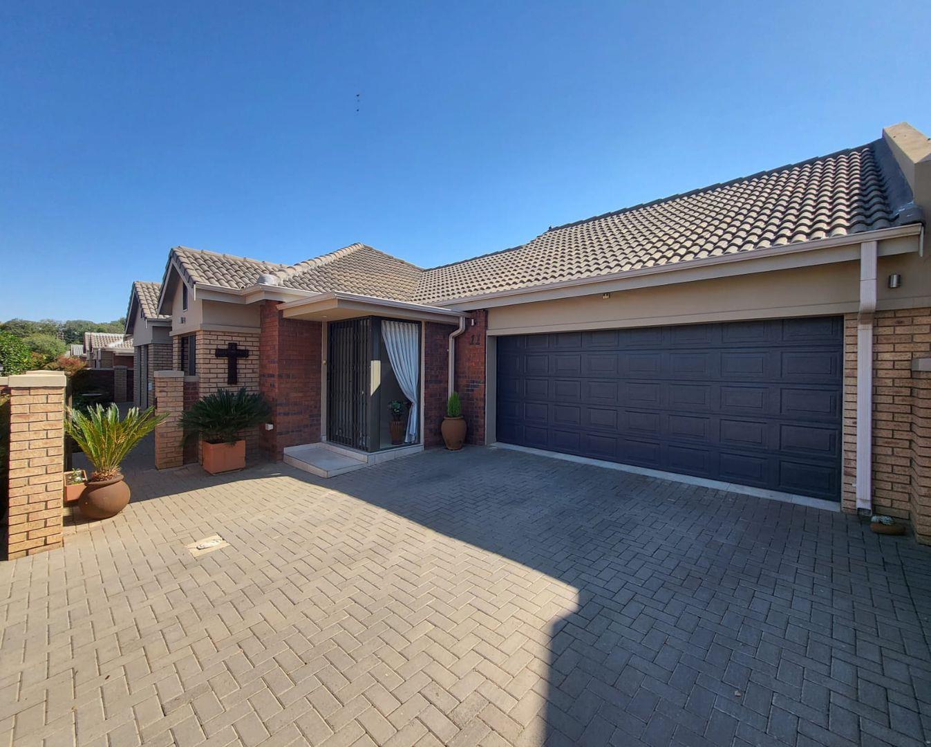 3 Bedroom House for sale in Van Der Hoff Park P24114388163