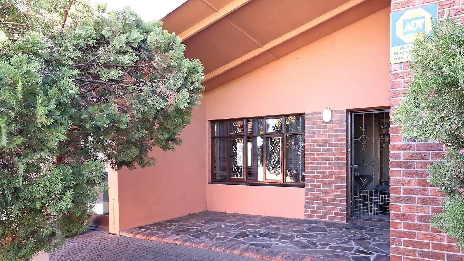 3 Bedroom House for sale in Bothasig P24114391006