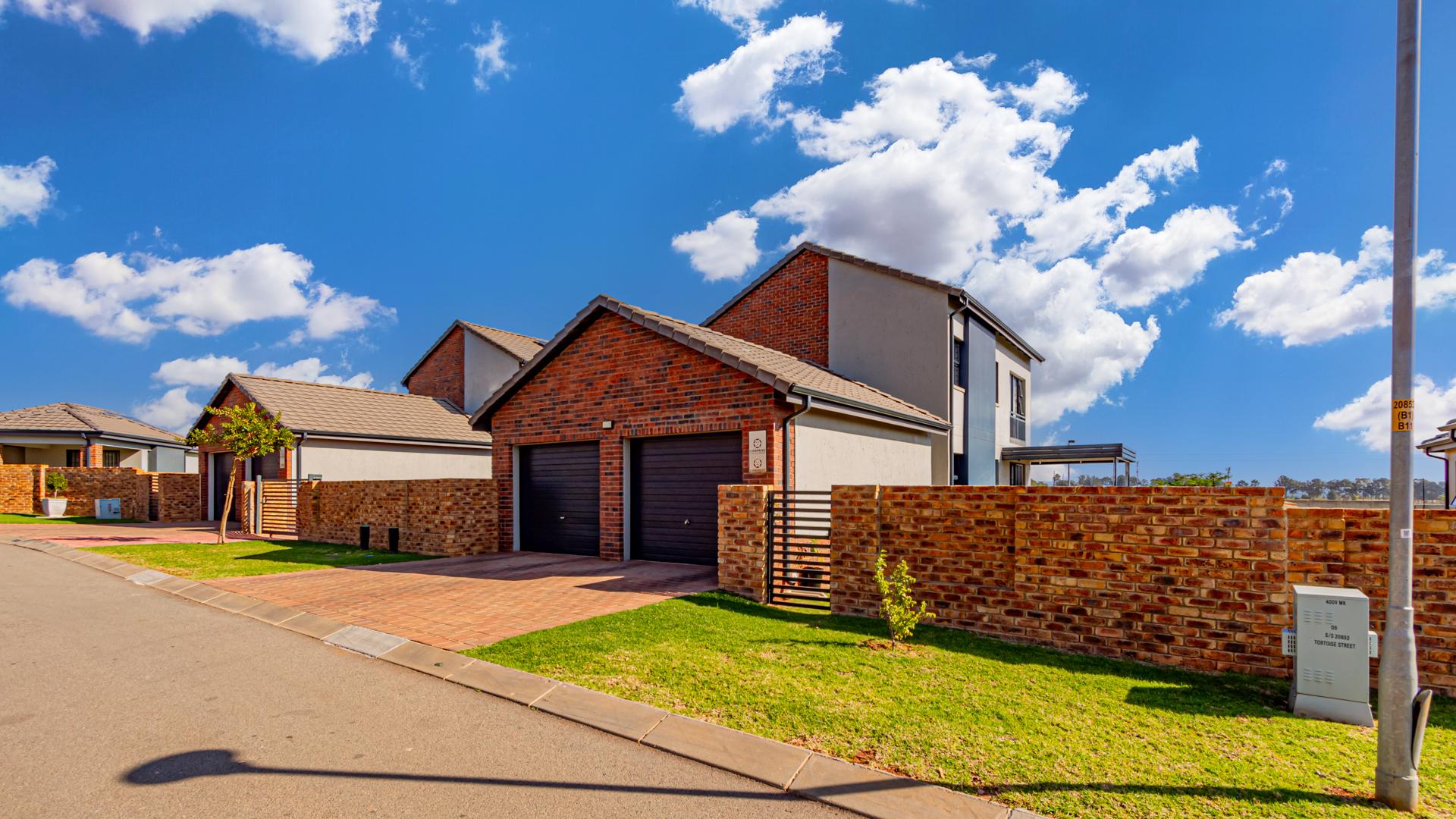 4 Bedroom House for sale in Lion Pride P24114389816