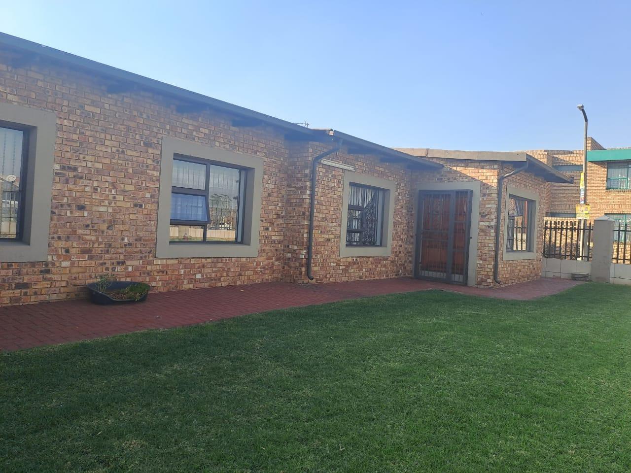 3 Bedroom House for sale in Actonville P24114389842