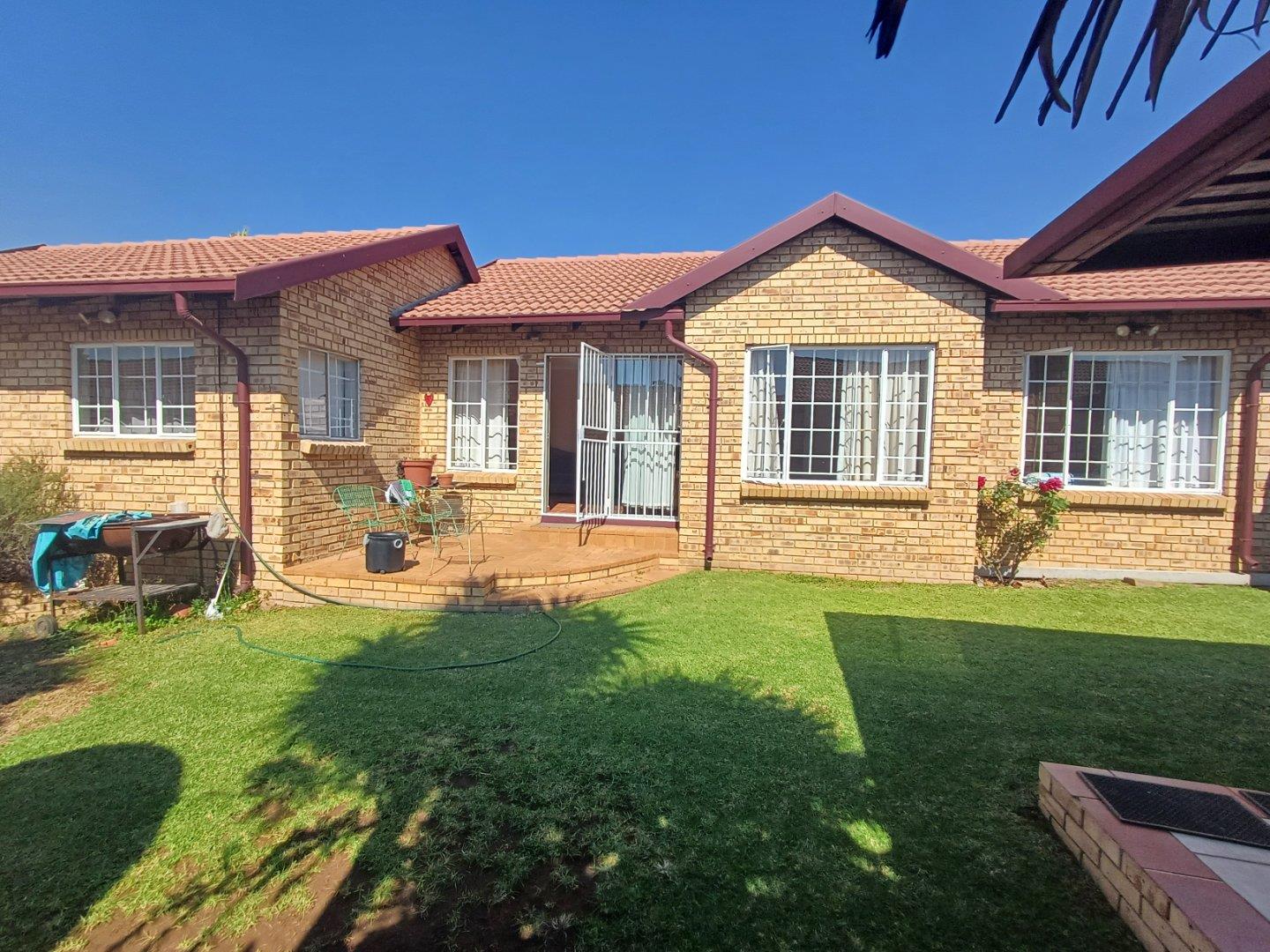 2 Bedroom Townhouse for sale in Faerie Glen 80 Highwood Str Faerie