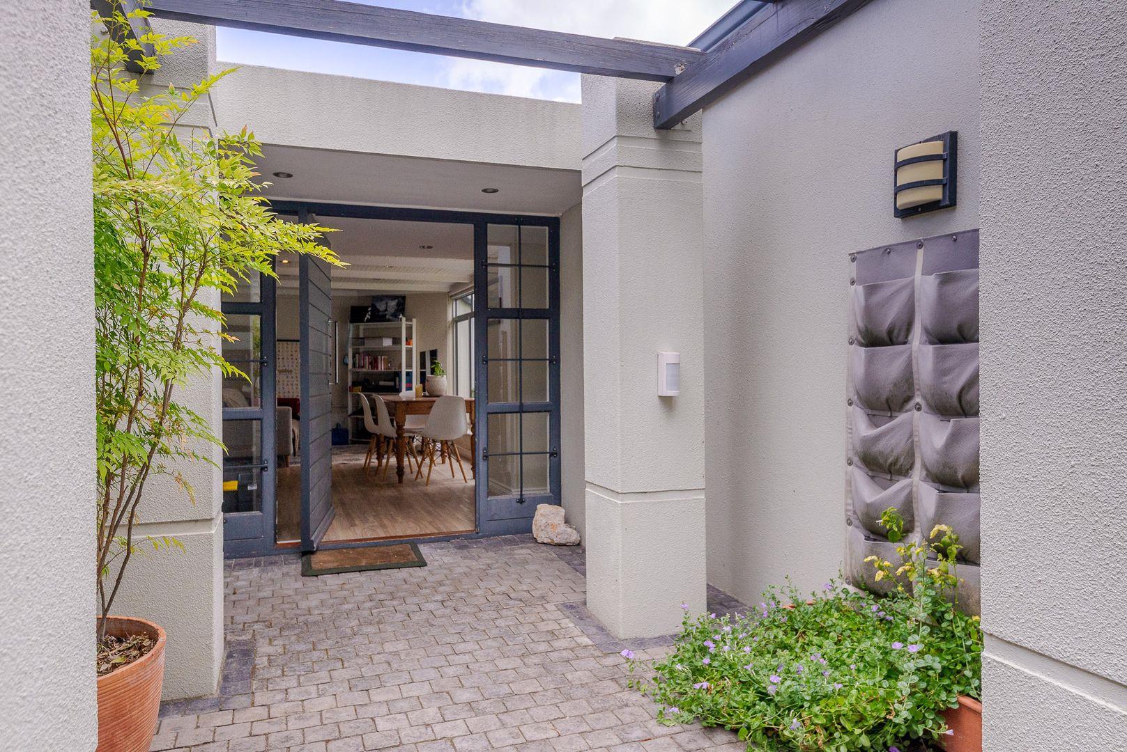 Constantia, Cape Town Property Apartments / flats to rent in