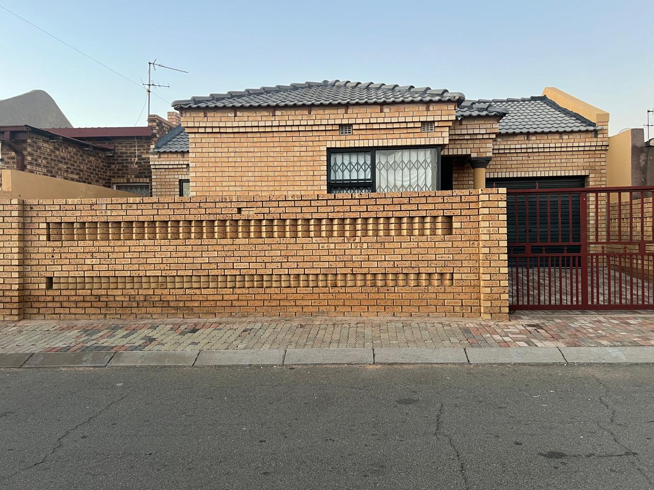 2 Bedroom House for sale in Meadowlands P24114395763