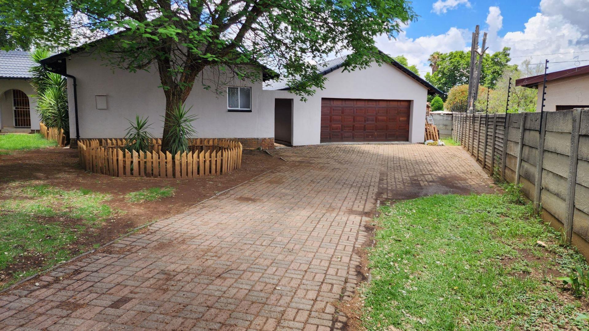 3 Bedroom House for sale in Brackendowns P24114395882