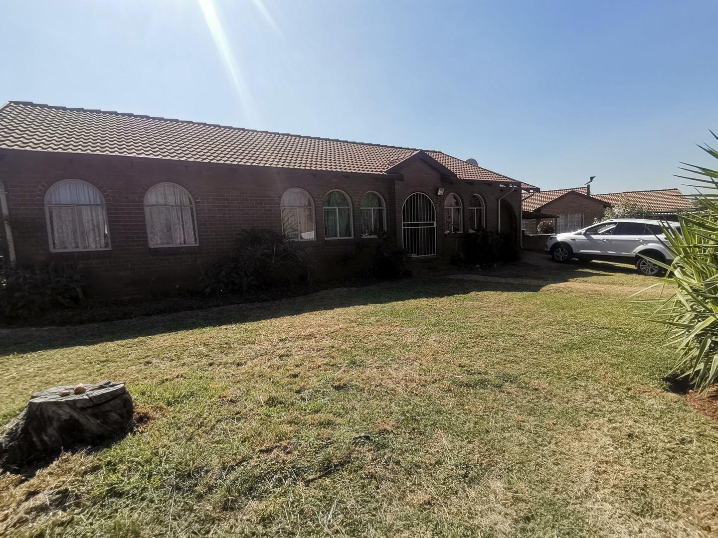 4 Bedroom House for sale in Heuweloord 22 Rhodesian Teak Avenue P24