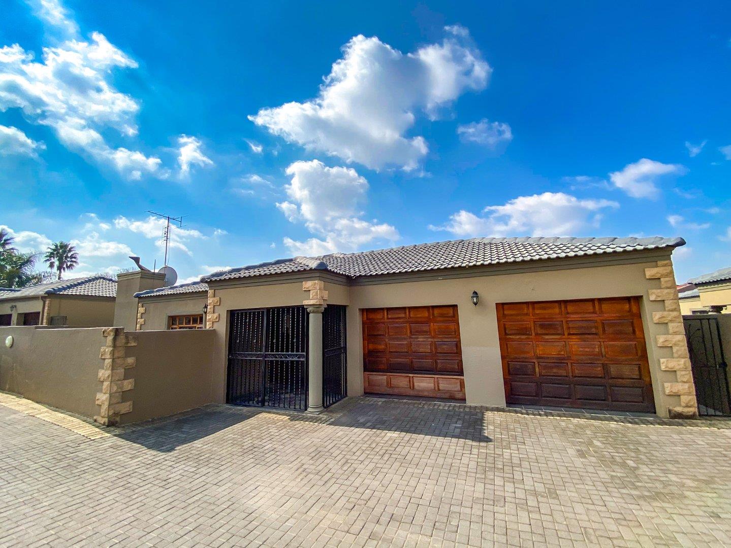 3 Bedroom House for sale in Beyers Park P24114396867