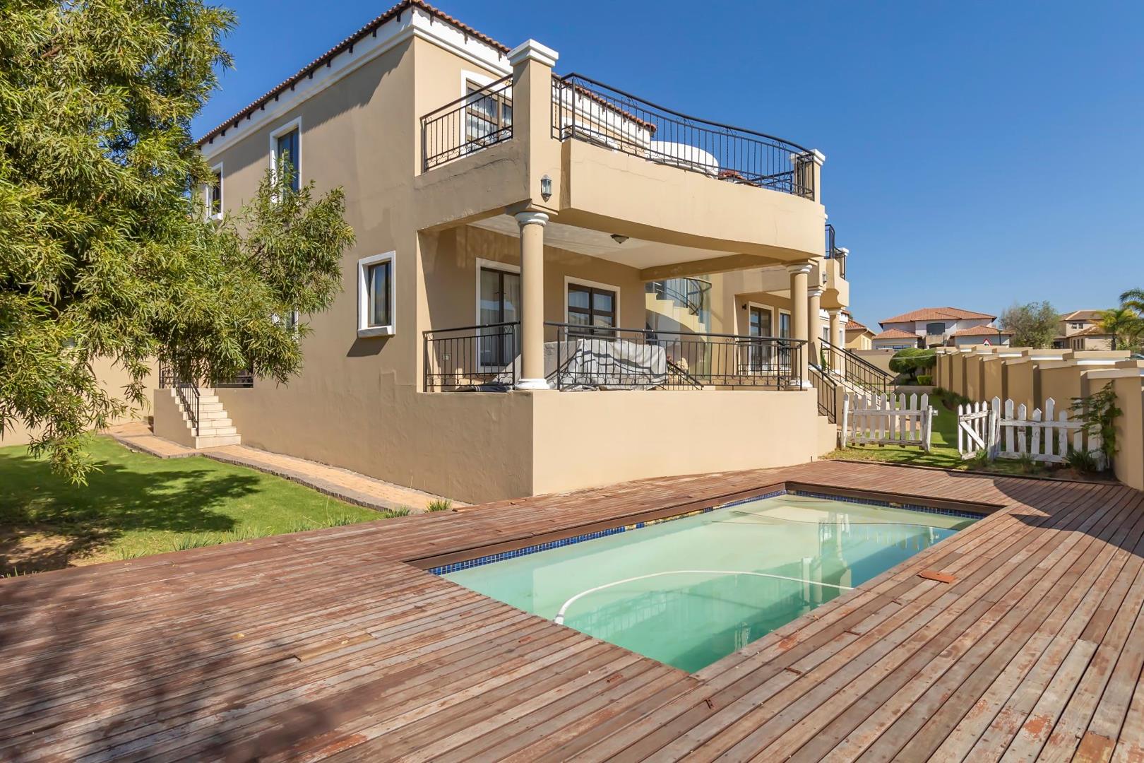 4 Bedroom House for sale in Blue Valley Golf Estate P24114397177