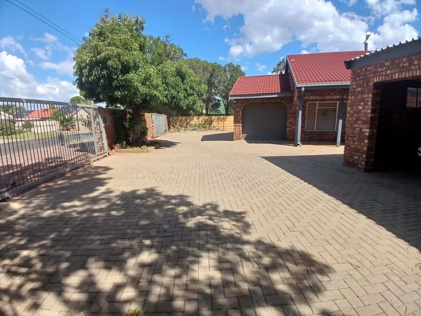 3 Bedroom House for sale in Kimberley Central P24114397475
