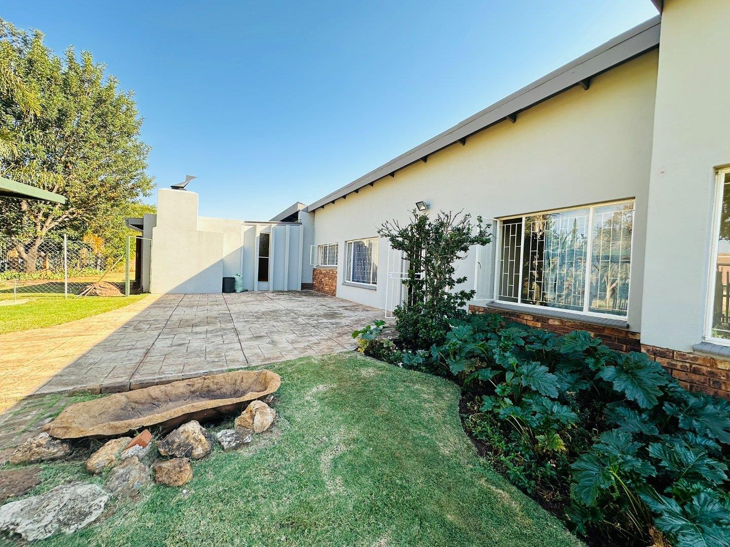 4 Bedroom House for sale in Valhalla P24113596404