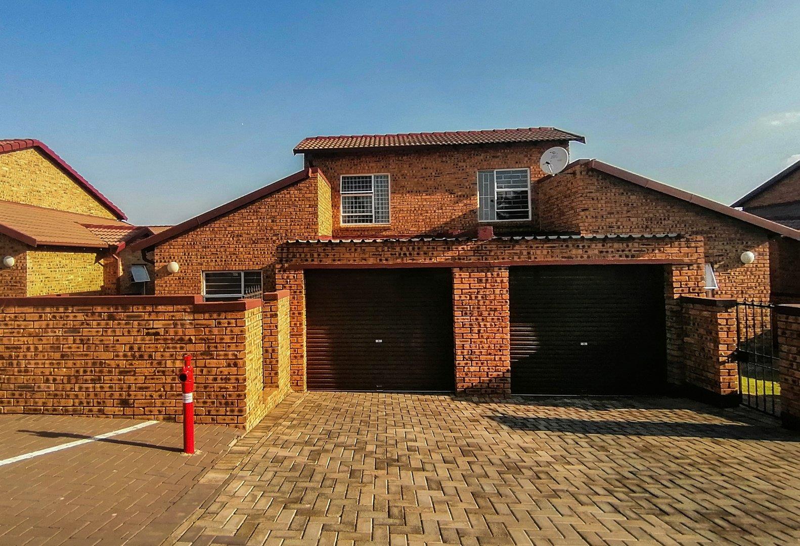 3 Bedroom Townhouse for sale in Honeypark P24114398318