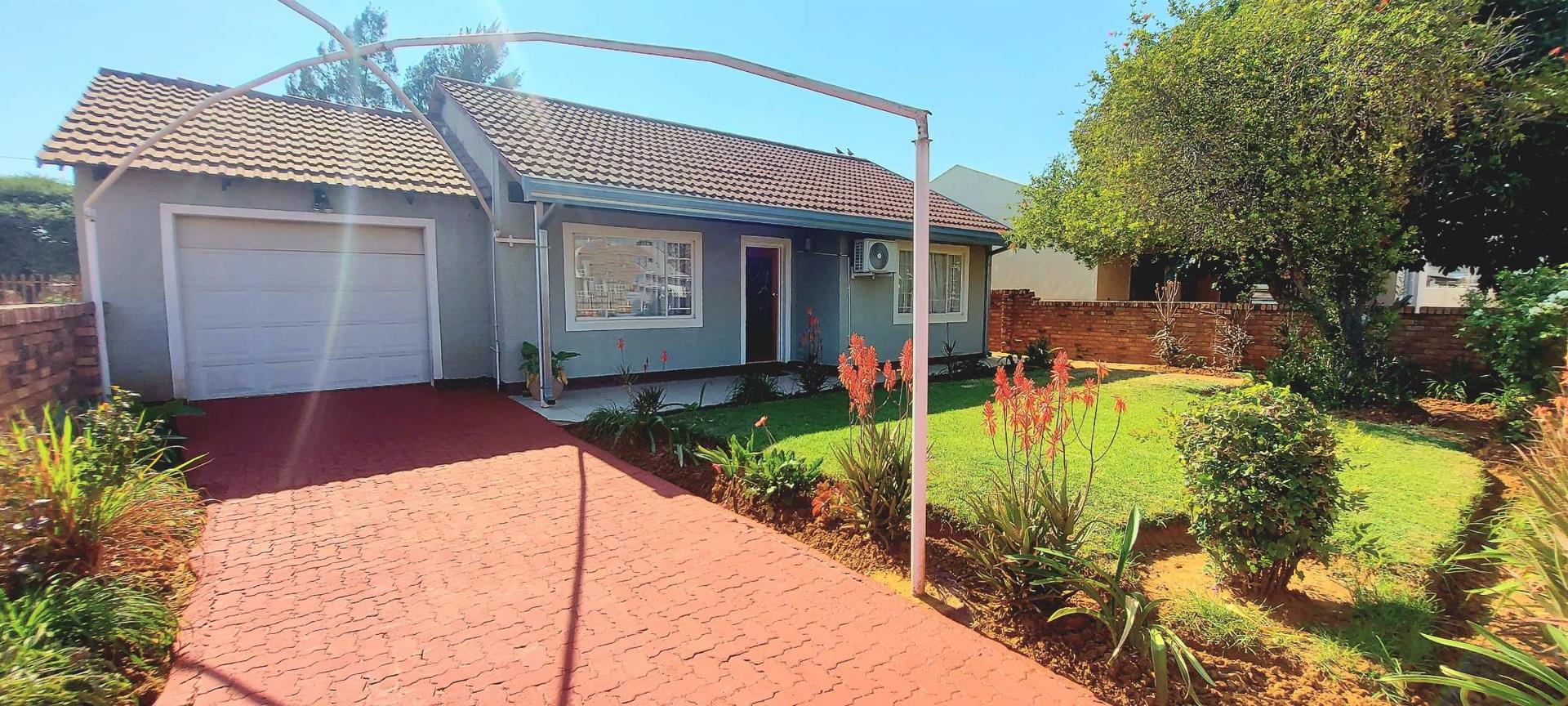 2 Bedroom House for sale in Mmabatho Unit 8 P24114399701