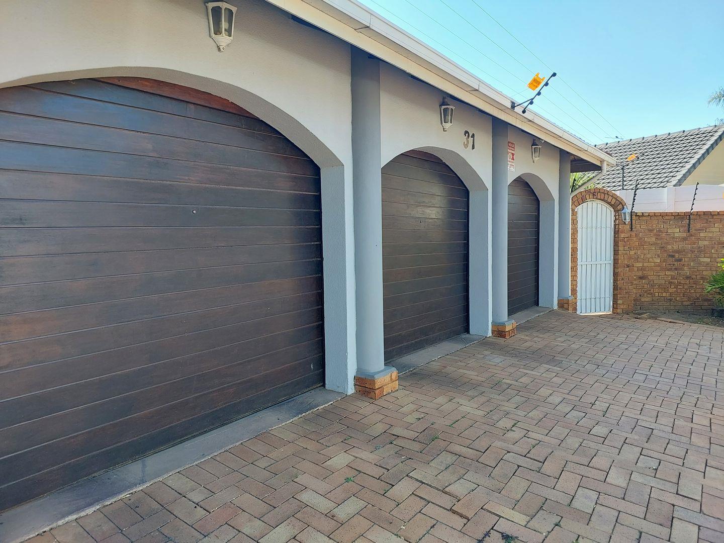 4 Bedroom House for sale in Brackenhurst 31 Agapanthus Street P24