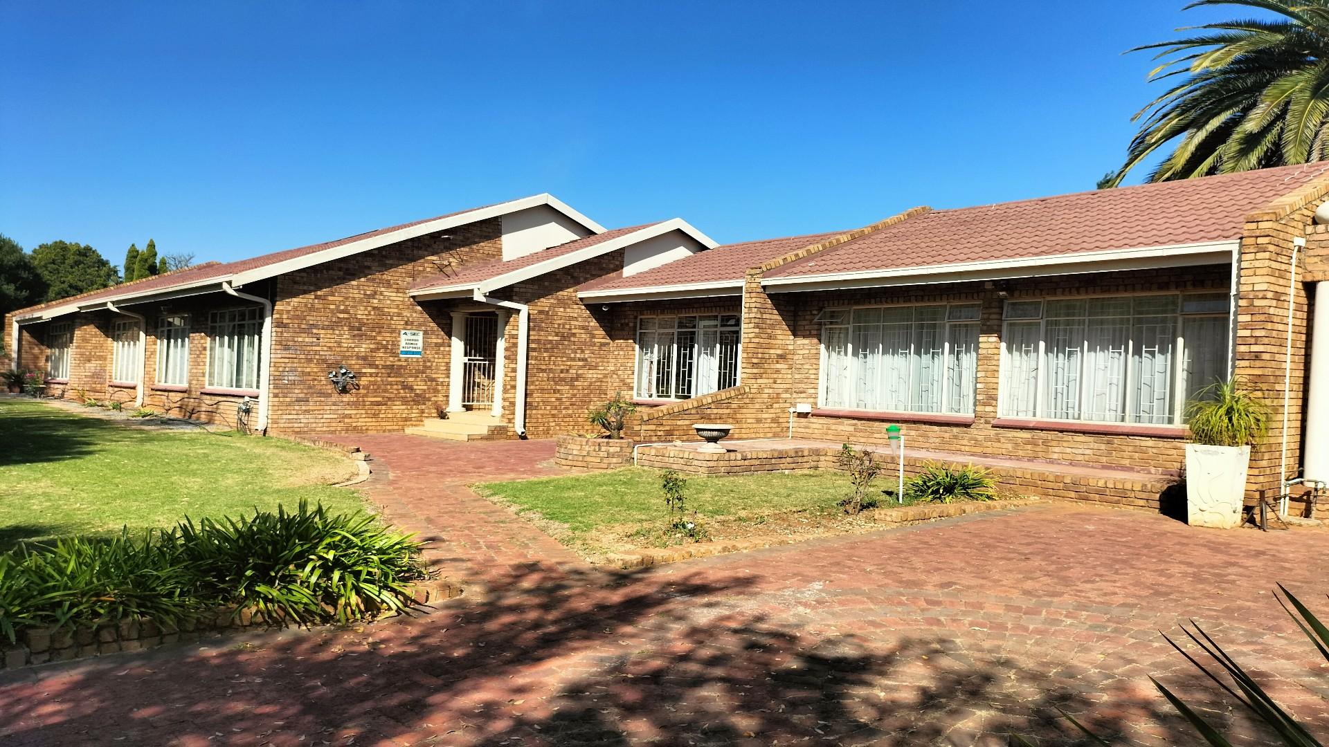 4 Bedroom House for sale in Flora Gardens P24114401082