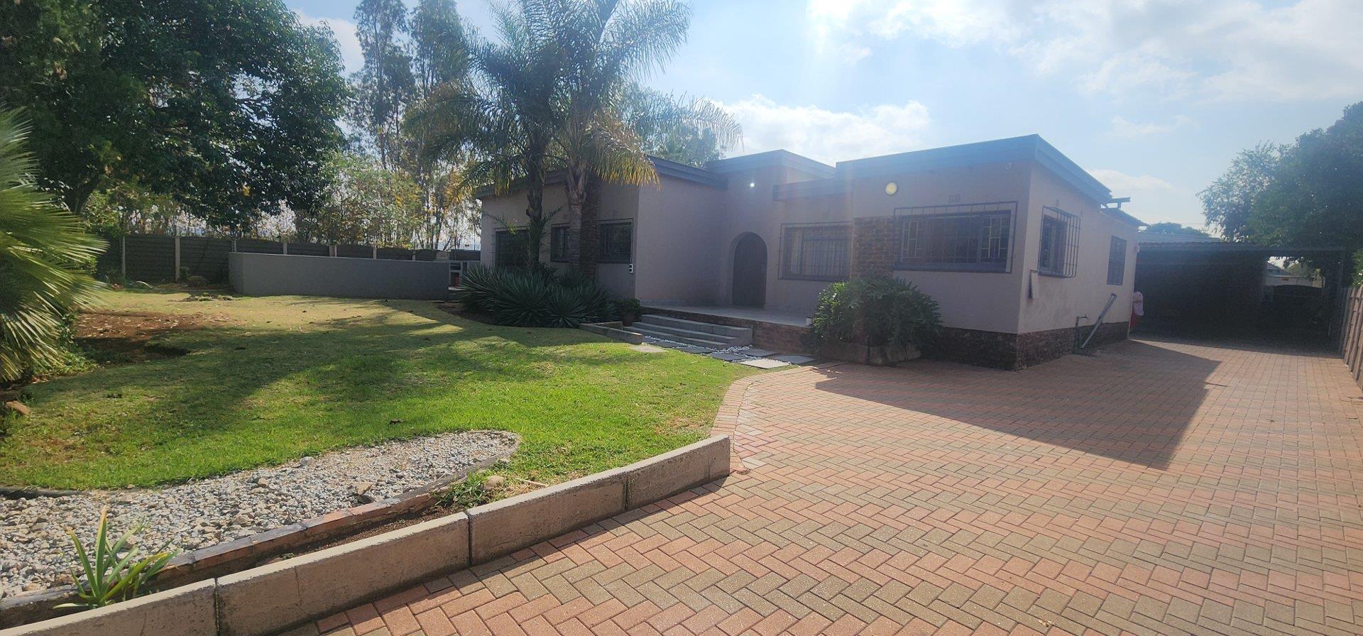 4 Bedroom House for sale in Brackendowns P24114401872