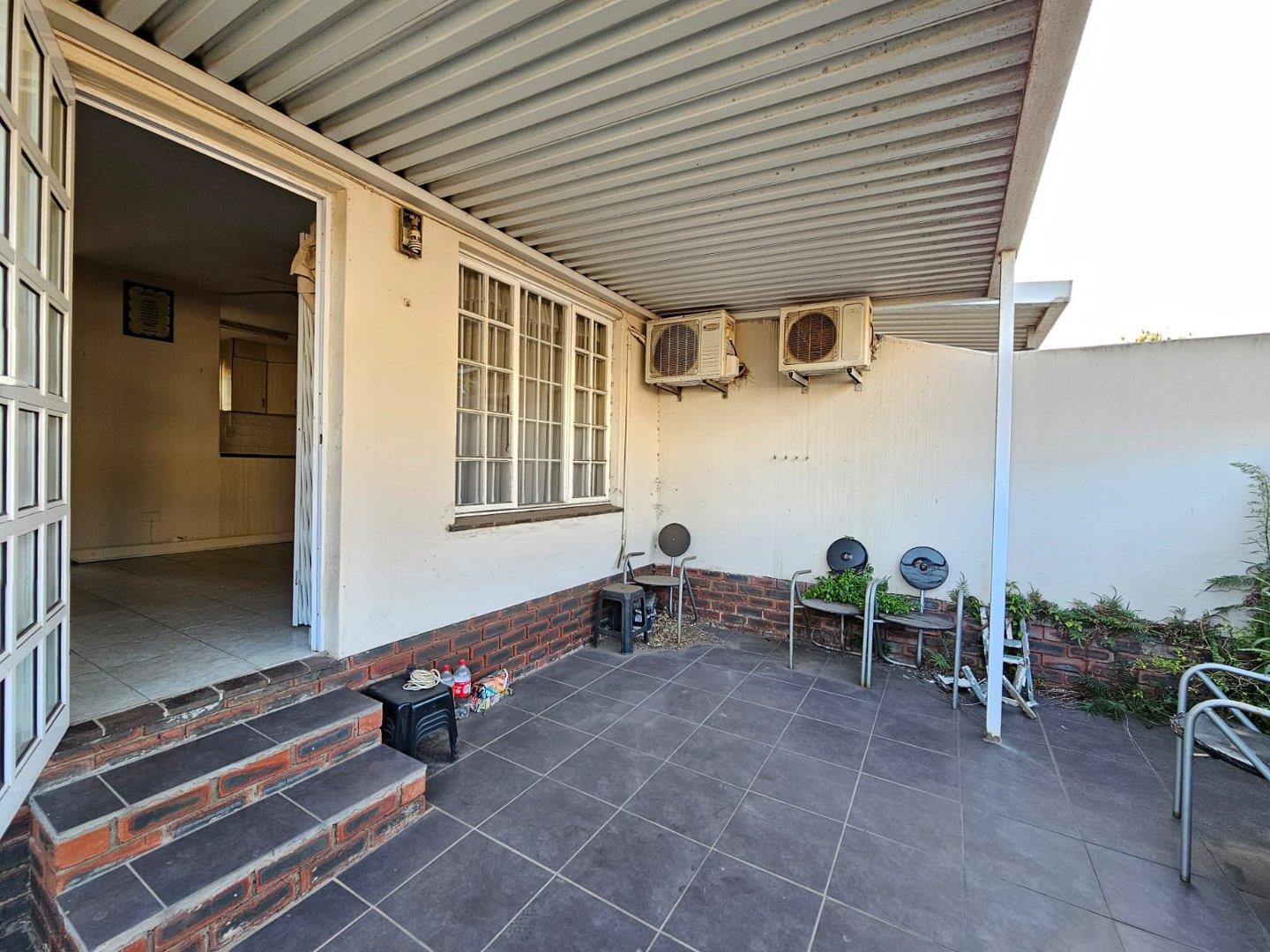 2 Bedroom Apartment / flat for sale in Montclair P24114402181