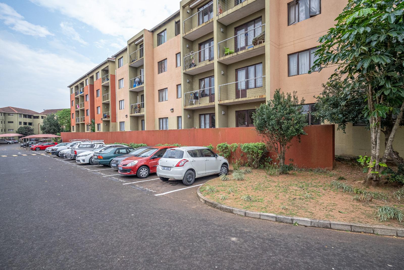 2 Bedroom Apartment / flat for sale in Montclair P24114403471