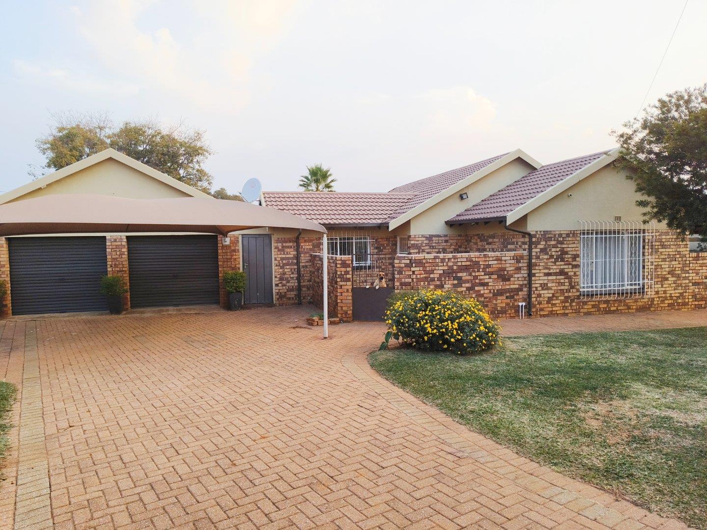 3 Bedroom House for sale in Greenhills P24114404231