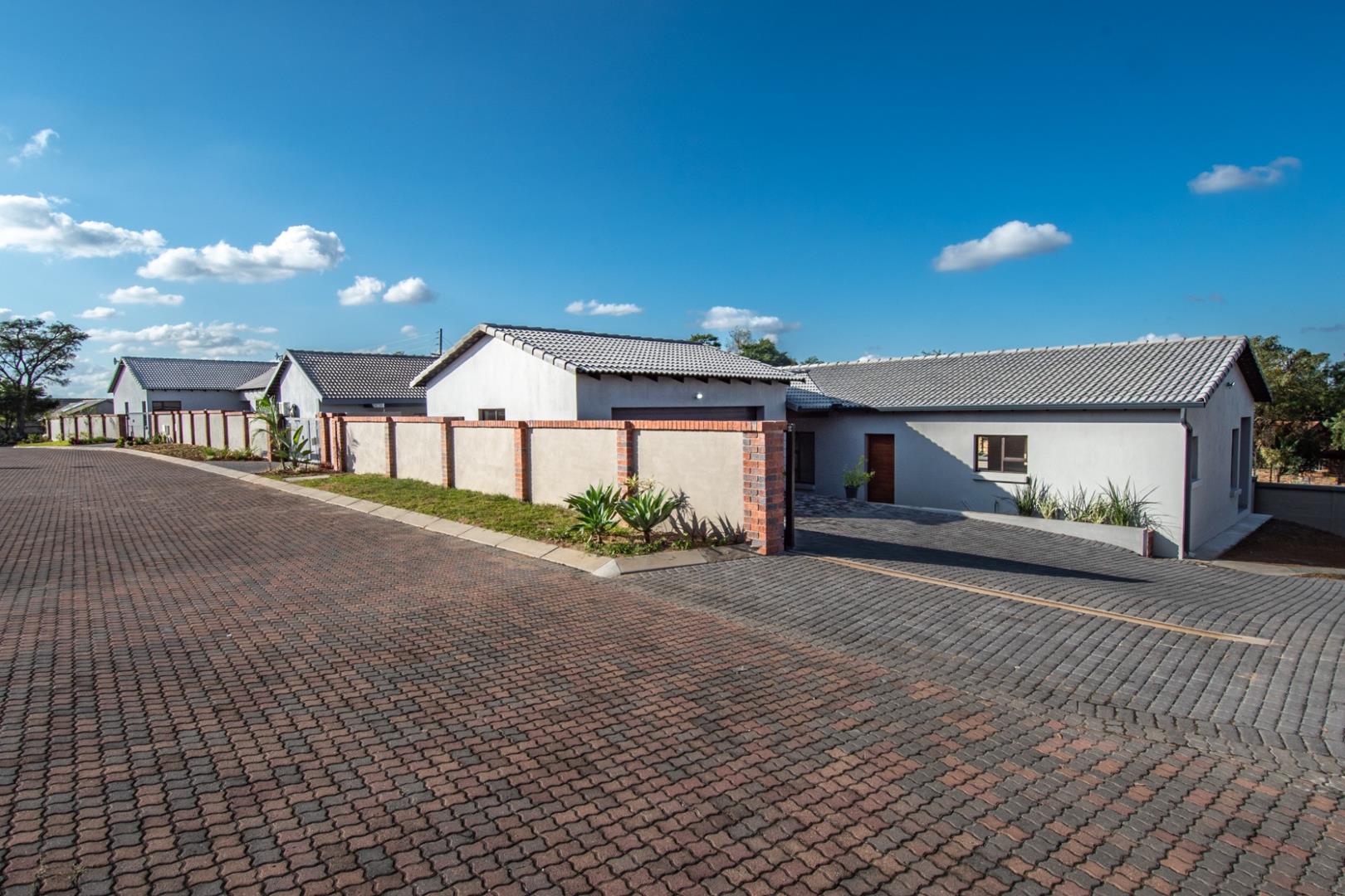 3 Bedroom House for sale in Stonehenge P24114515185