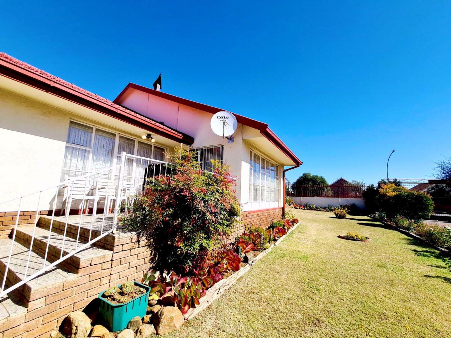 3 Bedroom Townhouse for sale in Fleurdal P24114406120