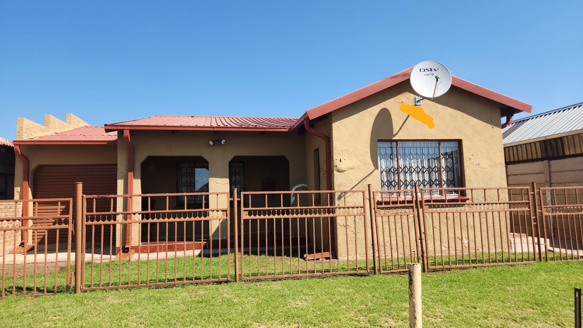 2 Bedroom House for sale in Daveyton P24114406534
