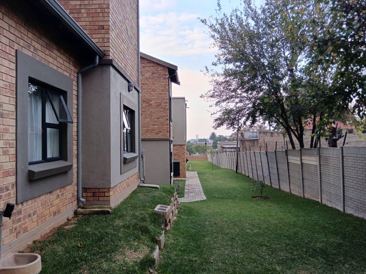 2 Bedroom Apartment / flat for sale in Northcliff P24114407105