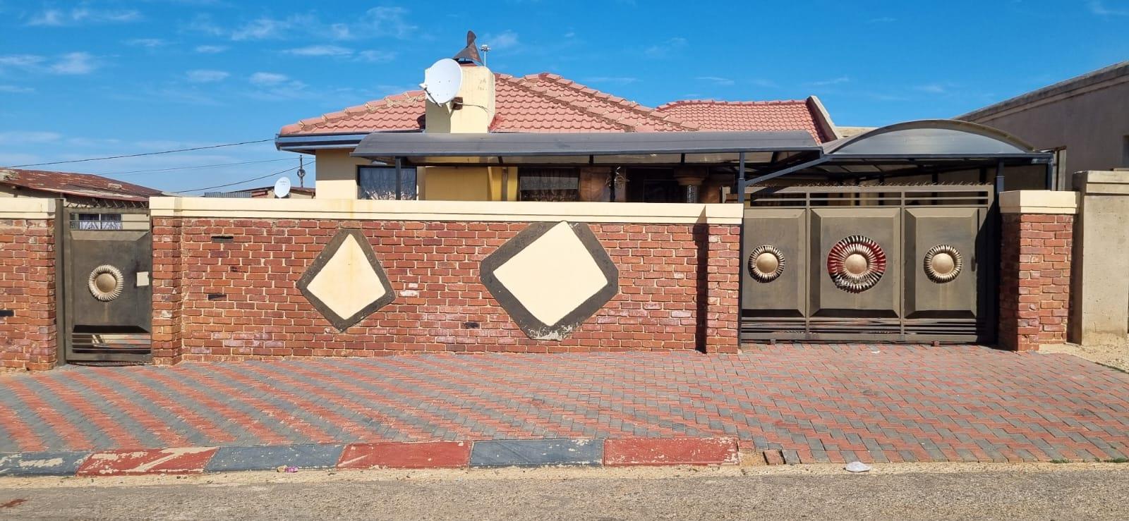 2 Bedroom House for sale in Mohlakeng P24114407226