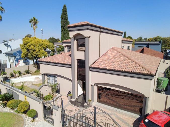 5 Bedroom House for Sale in Lakefield