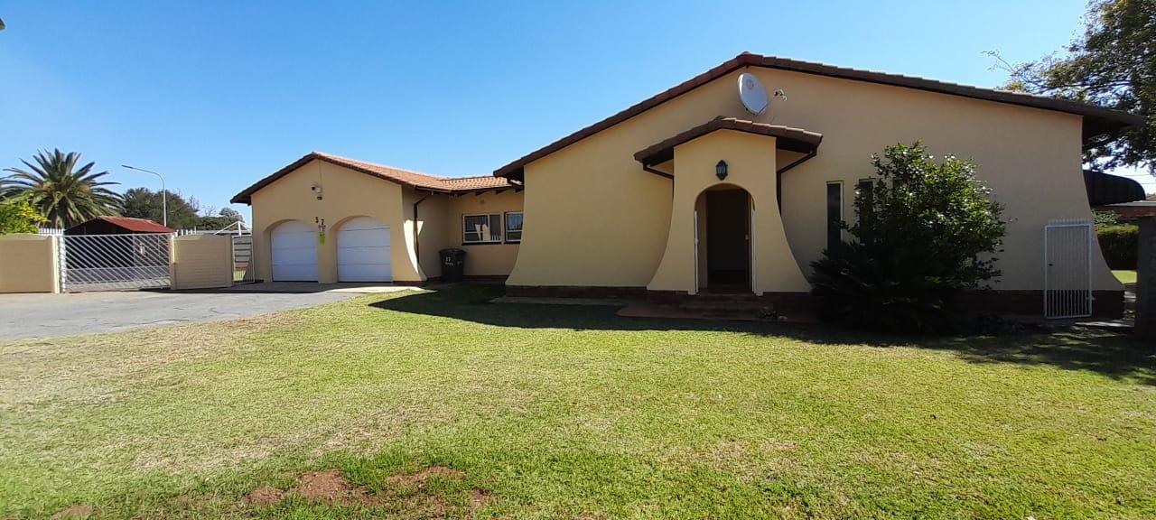 3 Bedroom House for sale in Carletonville Central P24114408411