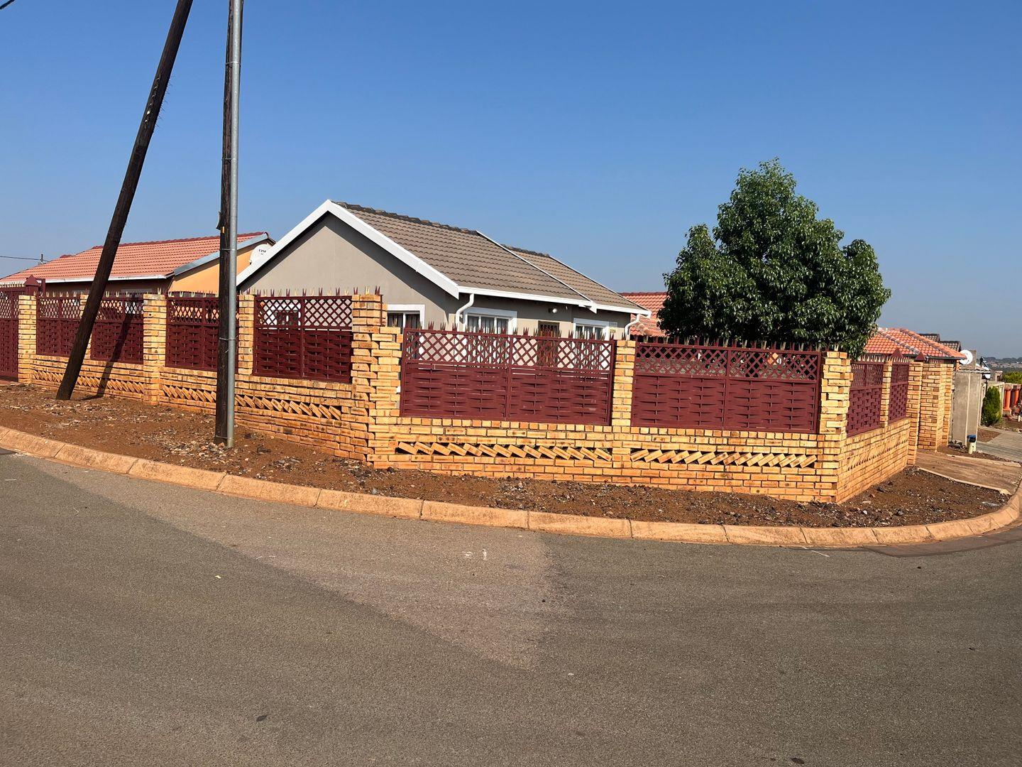 2 Bedroom House for sale in Rosslyn P24114411219