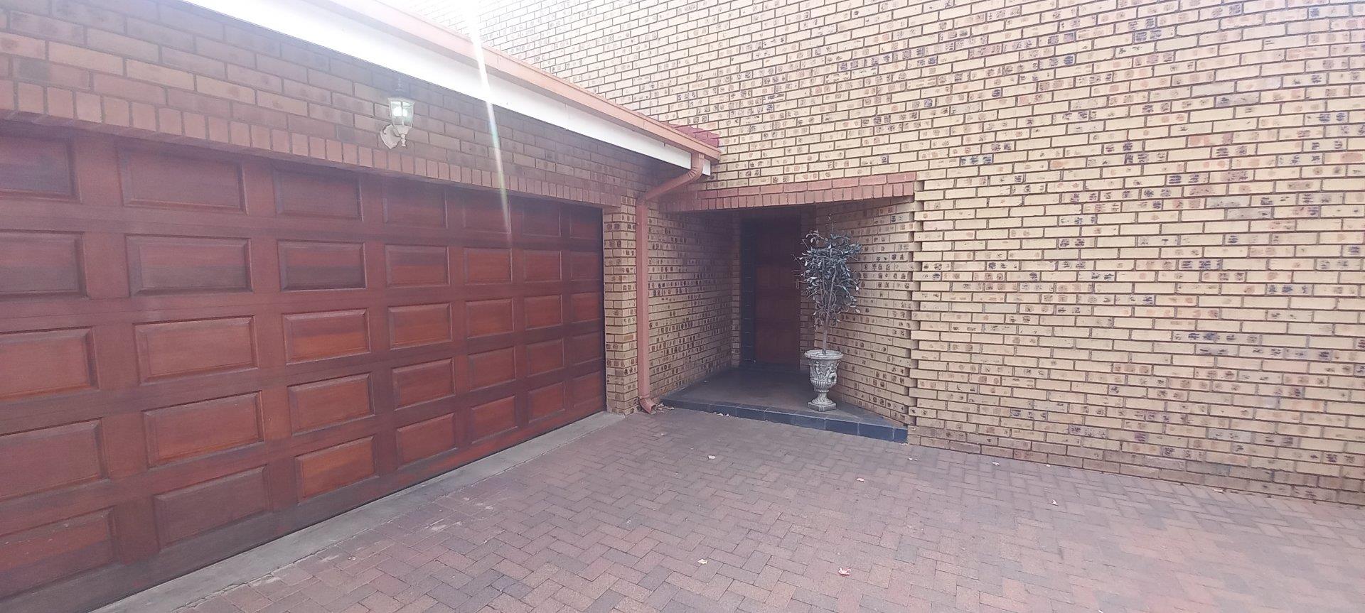 4 Bedroom House to rent in Witbank Ext 10 P24114412835
