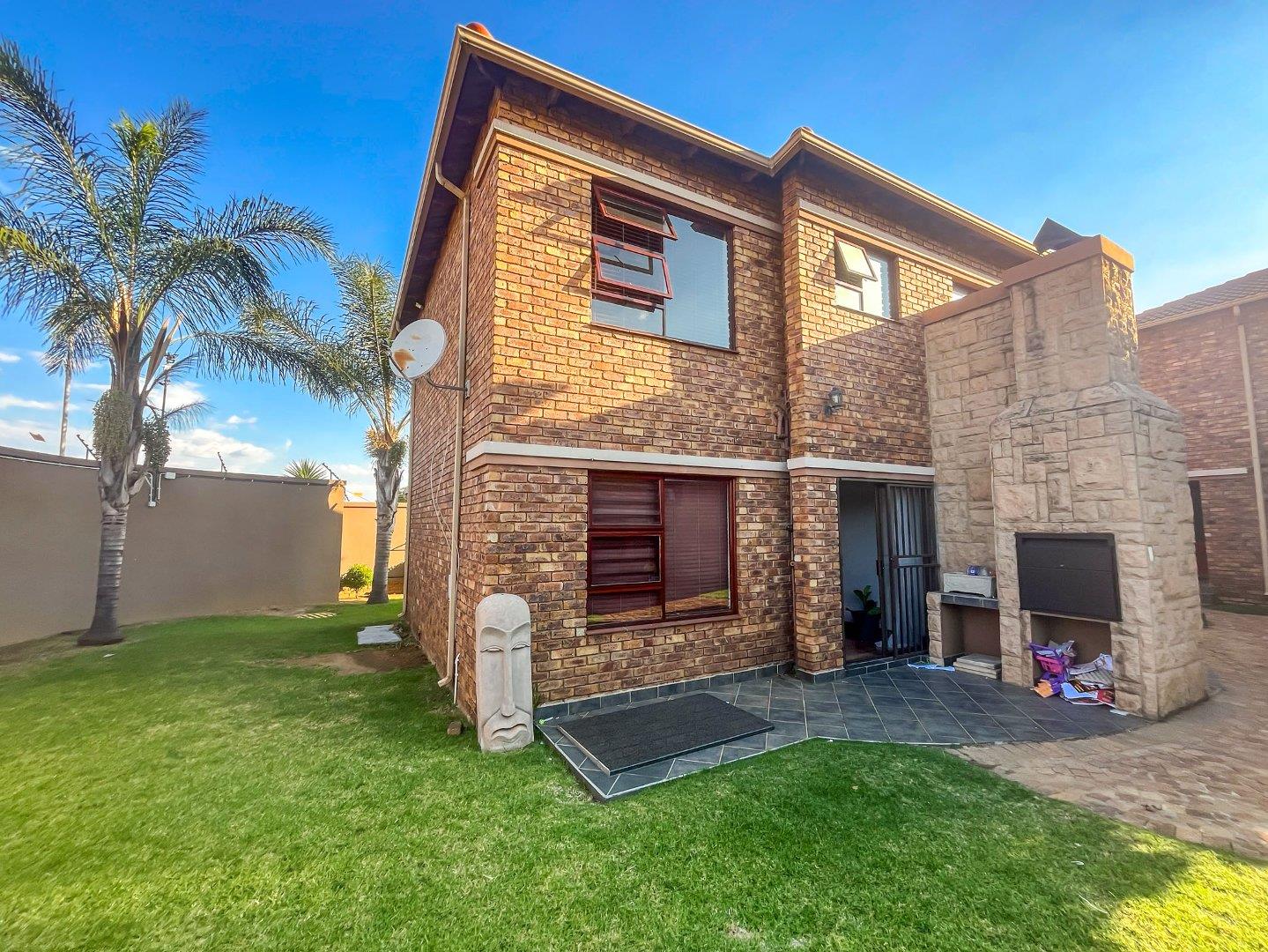 2 Bedroom Townhouse for sale in Bartlett P24114412965