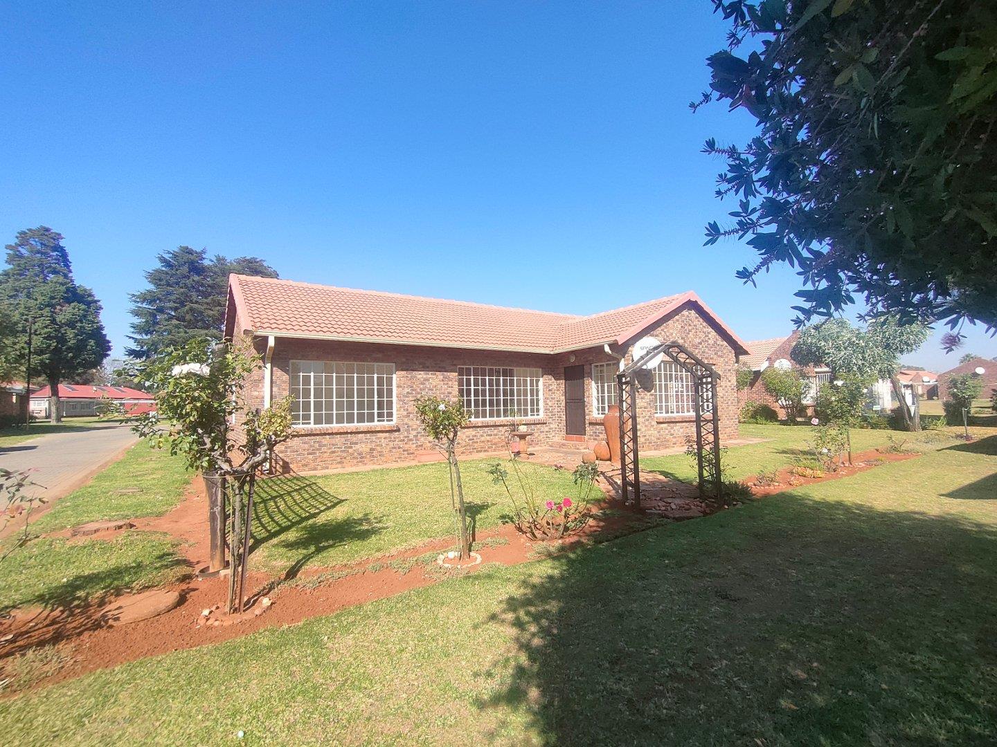 2 Bedroom House for sale in New State Areas Unit 76 Boyes Street P24114413716