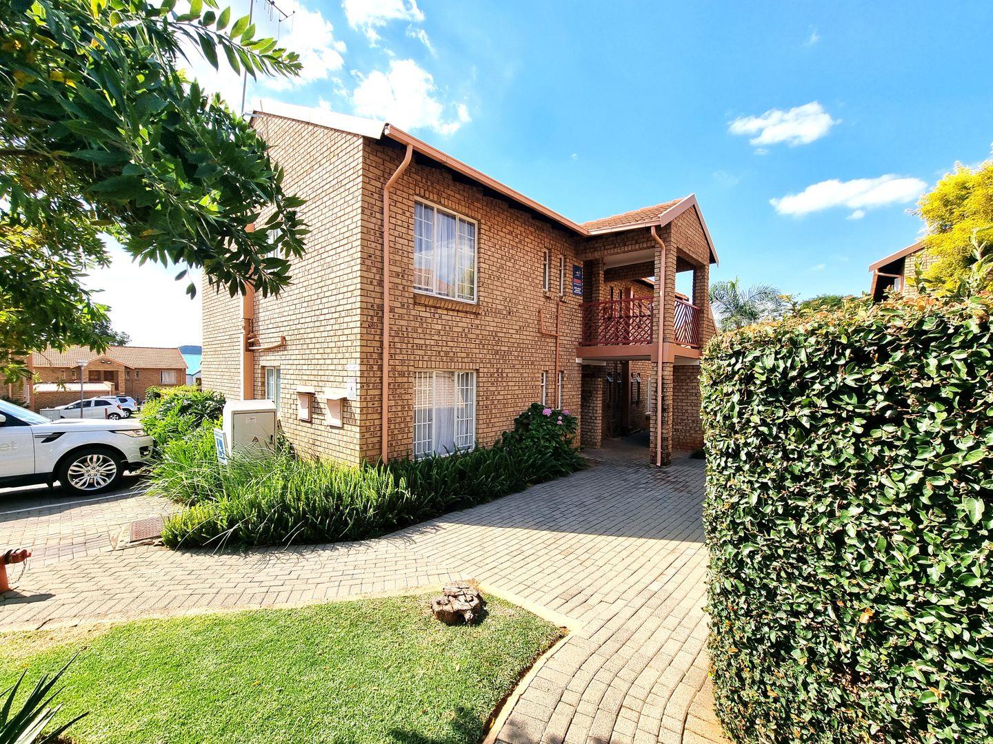 2 Bedroom Townhouse for sale in Faerie Glen P24114414115