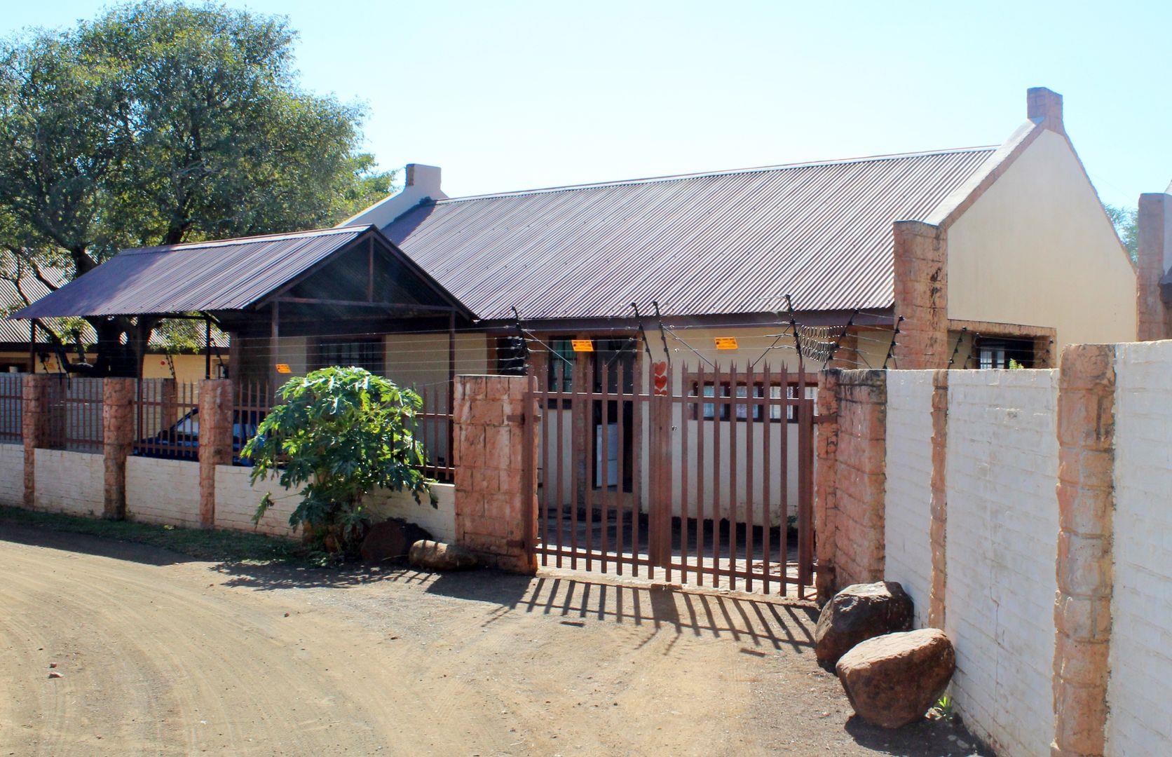 2 Bedroom House for sale in Komatipoort P24114416407