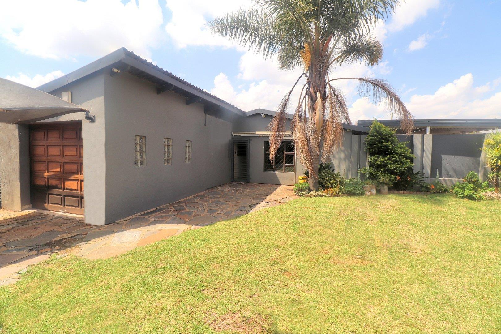 3 Bedroom House for sale in Lenasia Ext 1 25 Albatross Street P24