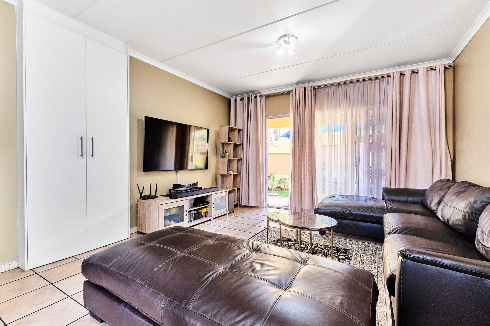 2 Bedroom Apartment / flat for sale in Sunninghill P24114418389