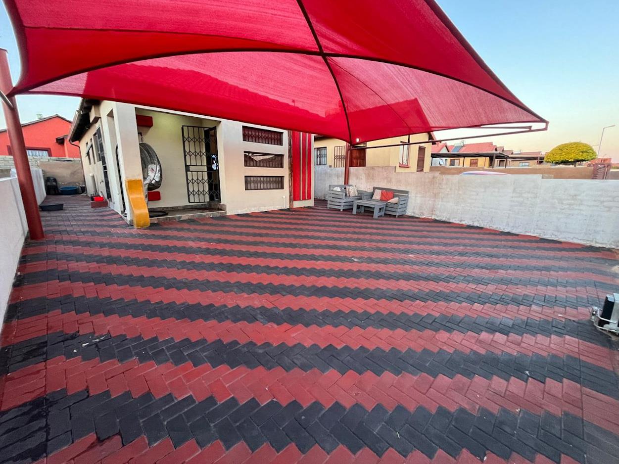 3 Bedroom House for sale in Soshanguve VV 6445 Mphafa P24114418656