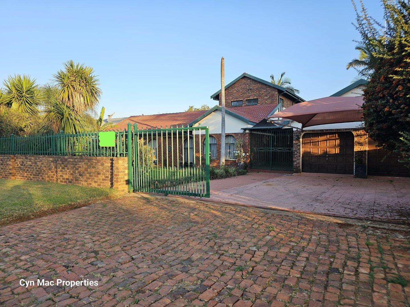 7 Bedroom House for sale in Karenpark 63 Moepelaan Street P24114420325