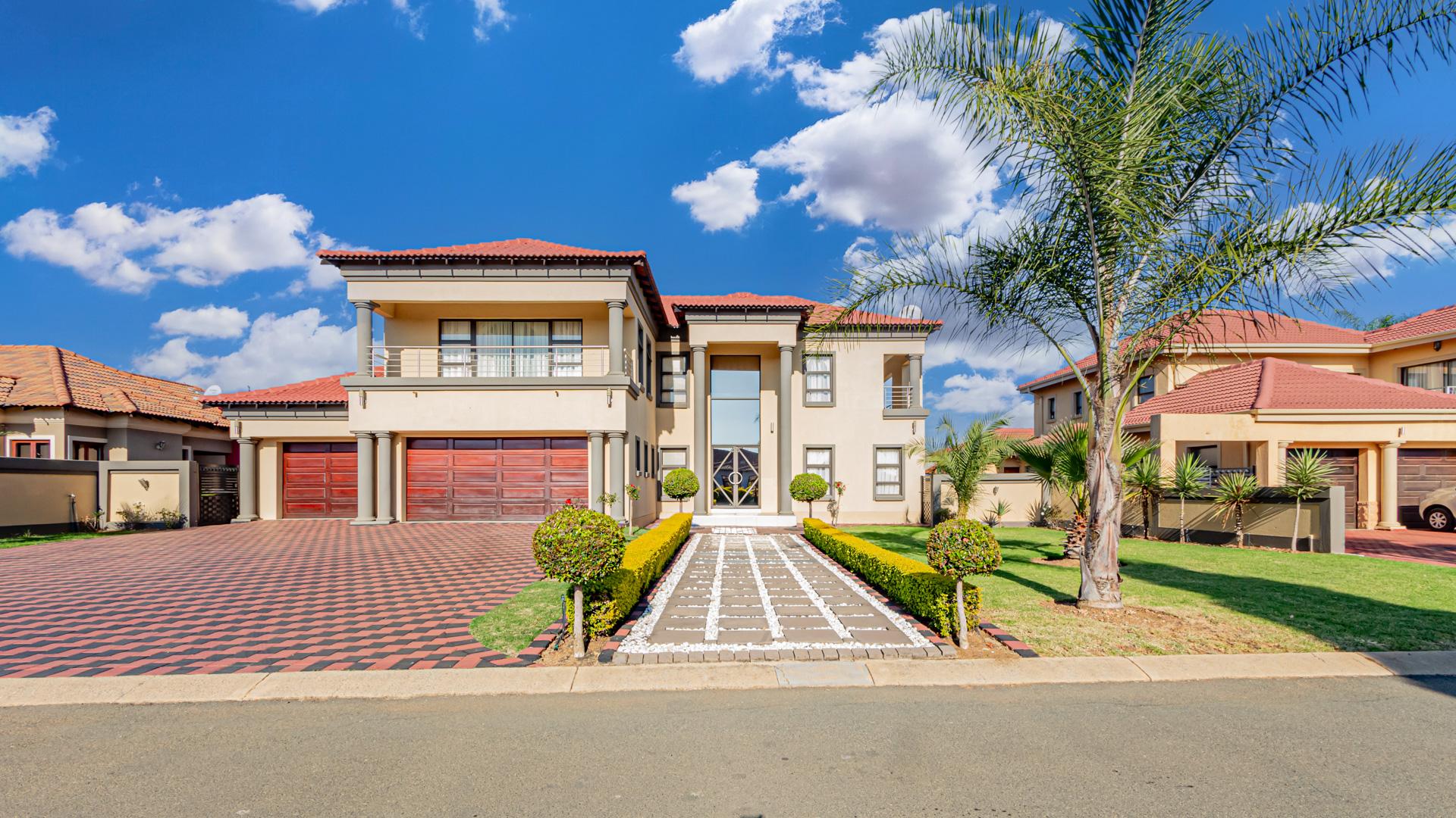 5 Bedroom House for sale in Savannah Country Estate P24114421021