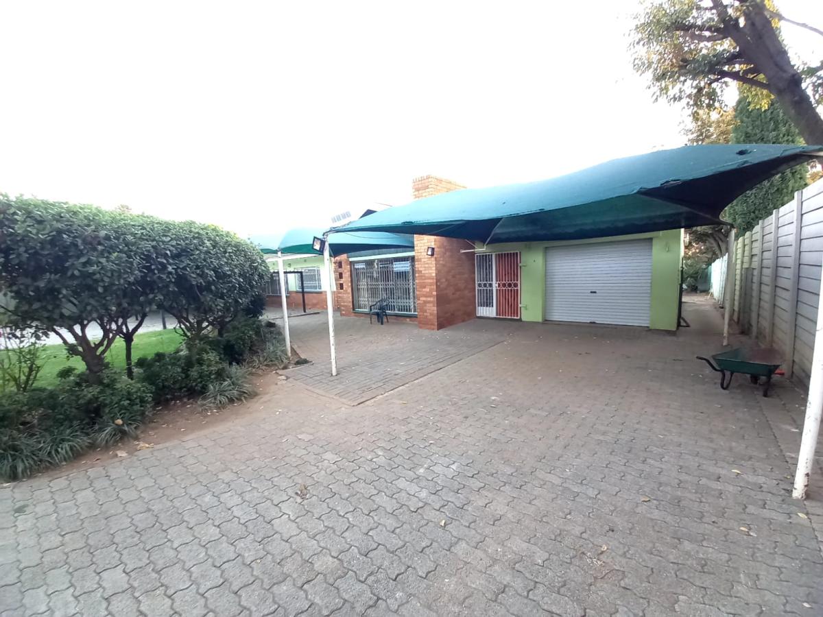 3 Bedroom House to rent in Farrarmere P24114483487