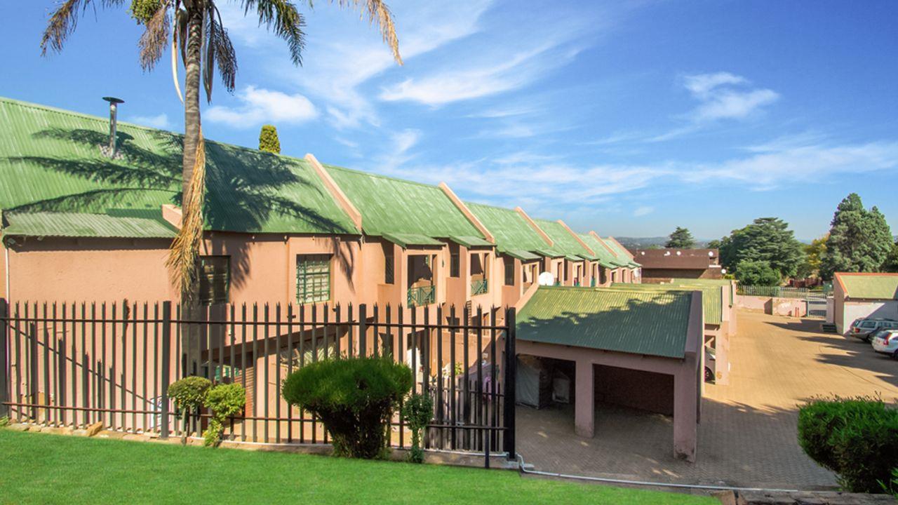 2 Bedroom Townhouse for sale in Windsor East 82 Earls Avenue P24