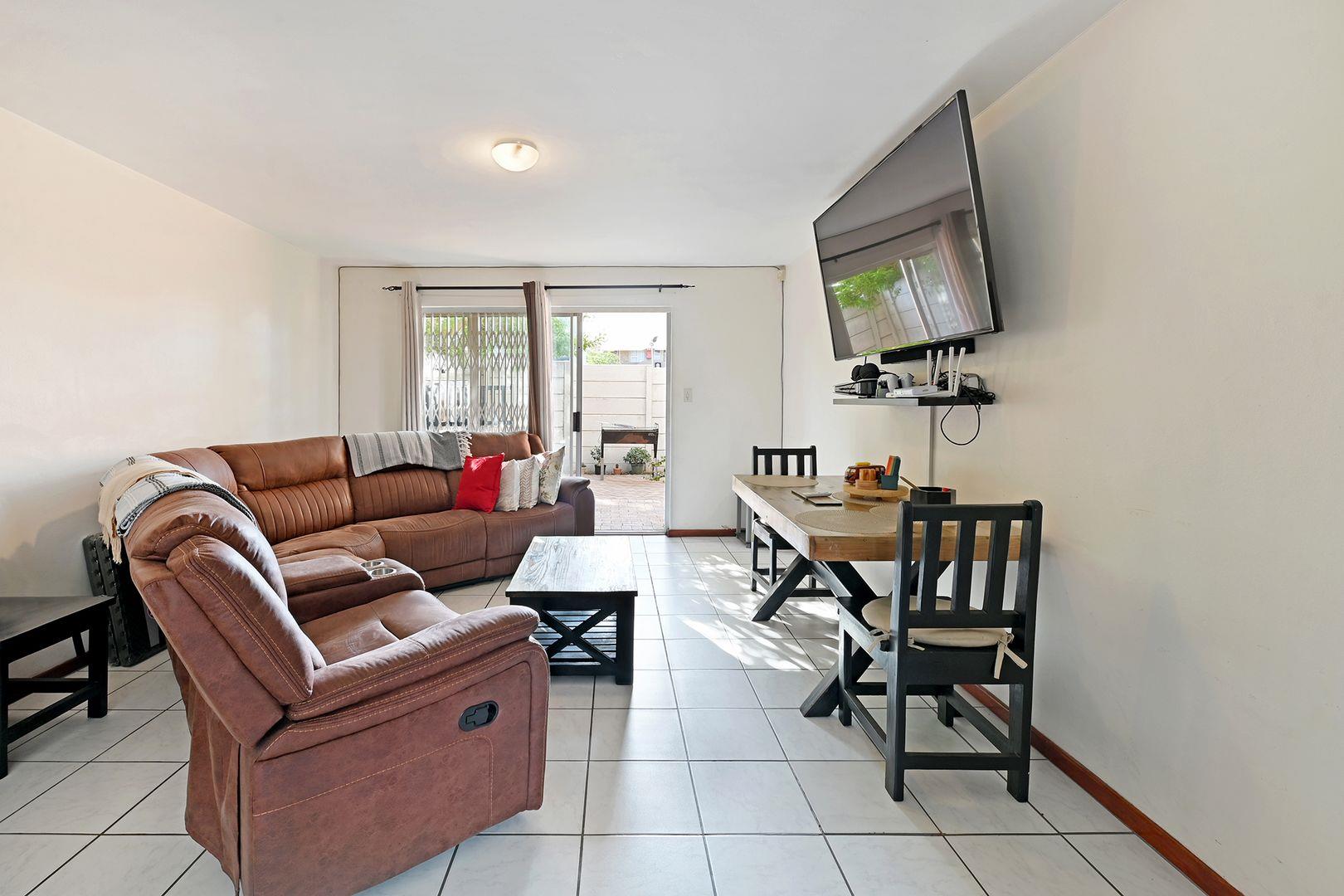 Oakglen Property Apartments / flats to rent in Oakglen