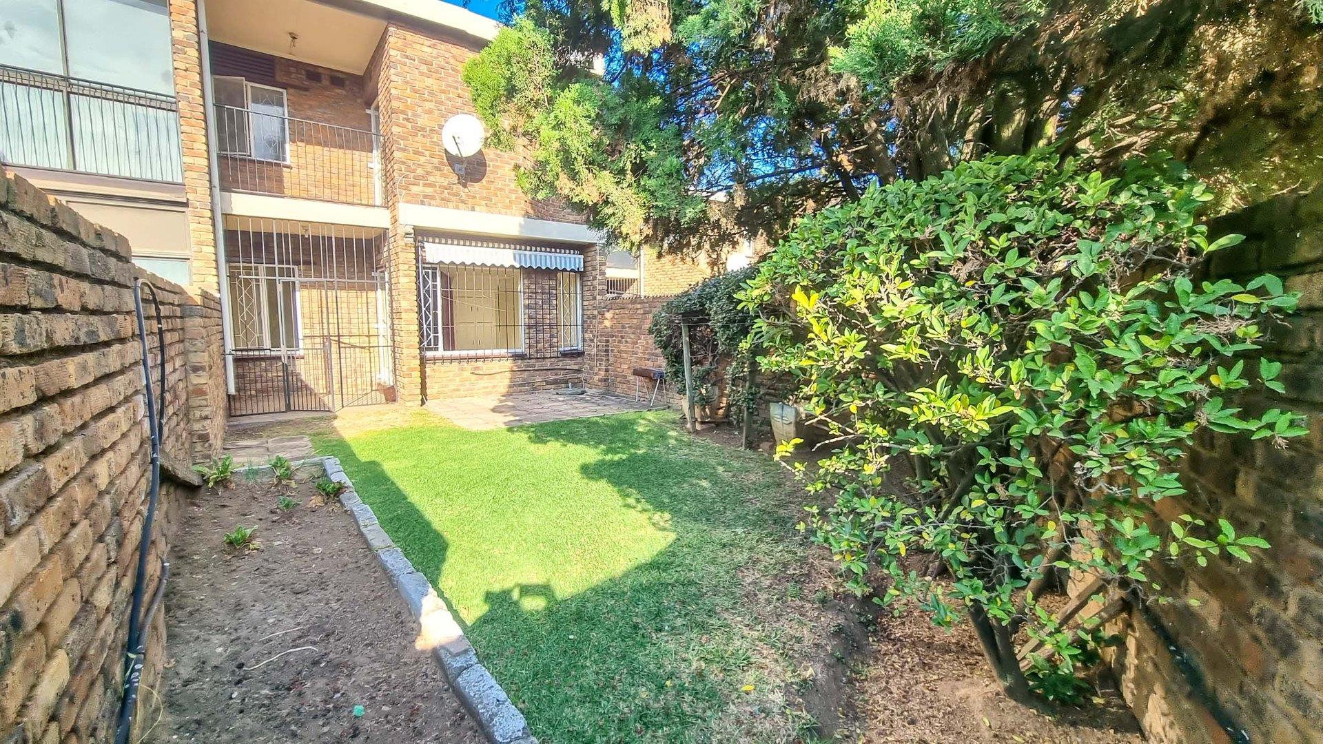 3 Bedroom Townhouse for sale in Crystal Park P24114426714